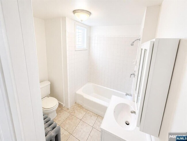 Building Photo - 840 Mt Prospect Ave