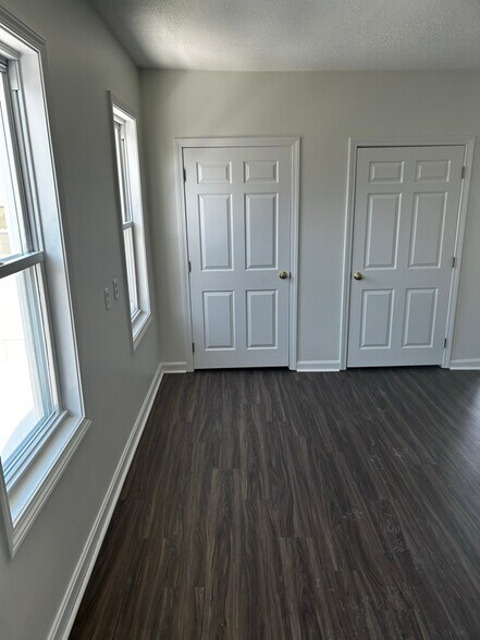 Building Photo - 533 Middle St