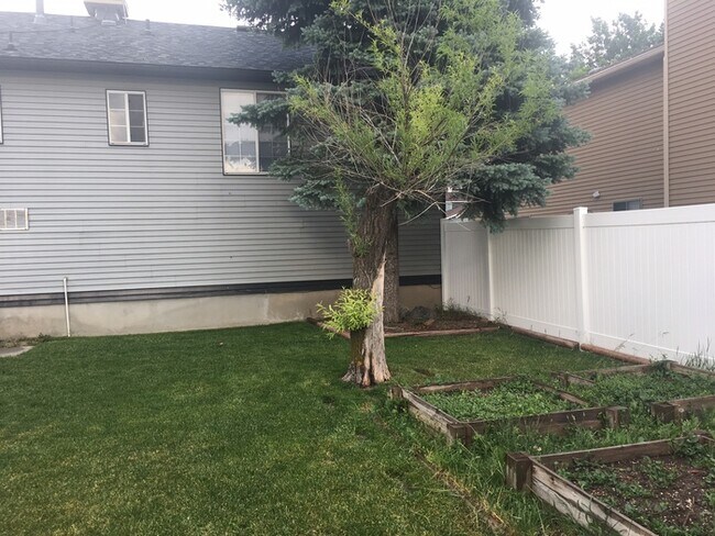 Building Photo - Spacious West Jordan Home!