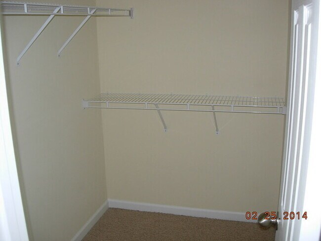 Building Photo - NICE Condo in GREAT location!!! VERY clean...