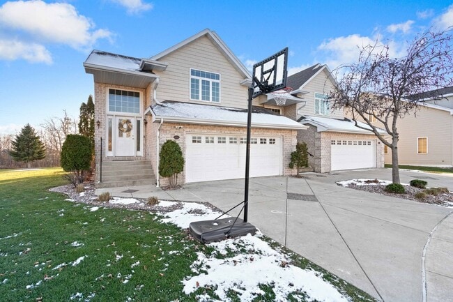 Building Photo - River Point Court Duplex