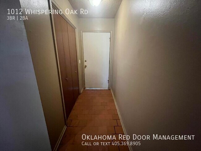 Building Photo - 1012 Whispering Oak Rd