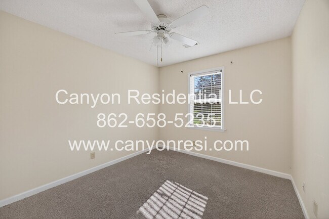 Building Photo - 2035 Ardmore Village Ln