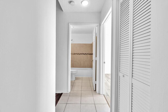 Building Photo - Beautiful 3 bedroom 2 bath condo in Coral Springs