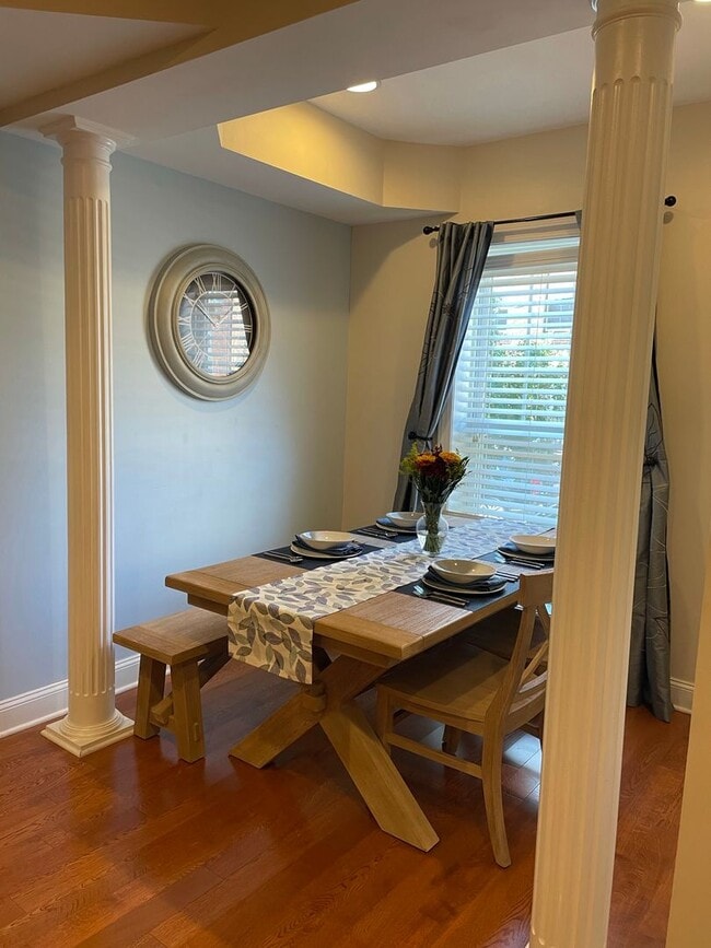 Building Photo - Charming 2 Bedroom/3.5 Bathroom Townhome i...