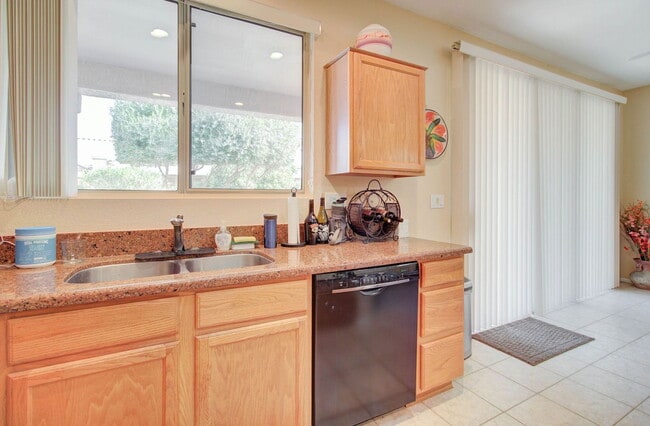Building Photo - 15567 W Coral Pointe Dr