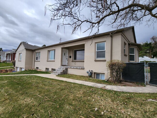 Building Photo - 3Spro2300 (Duplex)