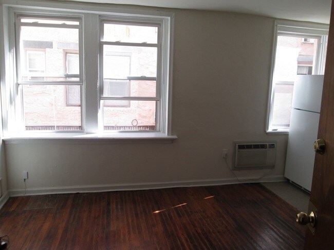 Building Photo - 3412 Spring Garden St