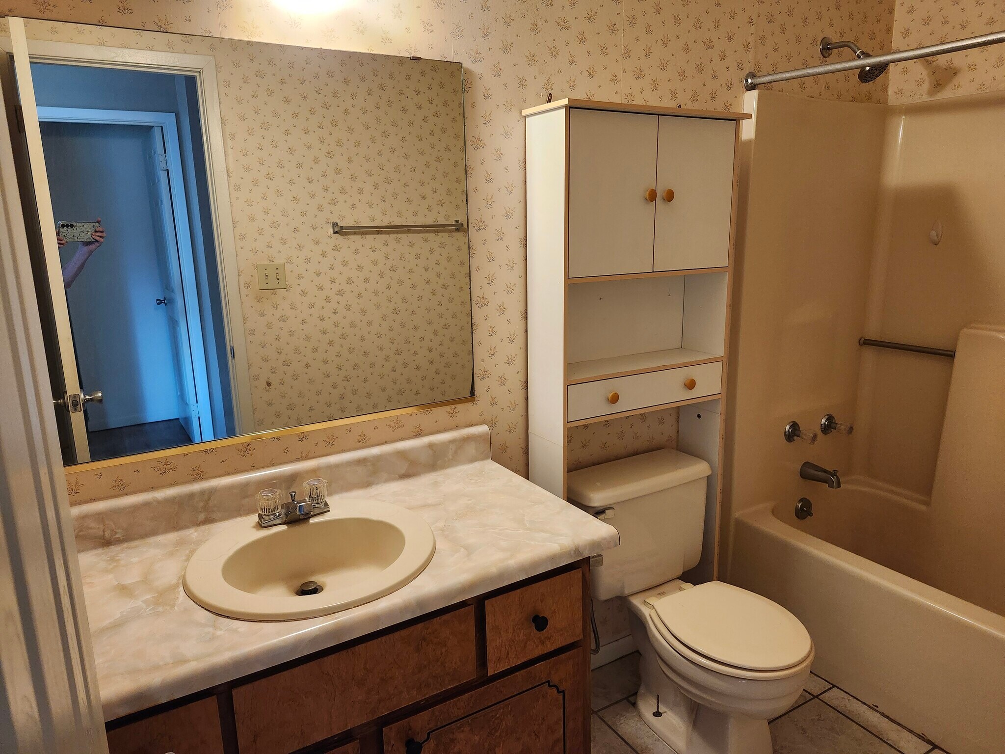Main Bath - 104 Post Oak Pl