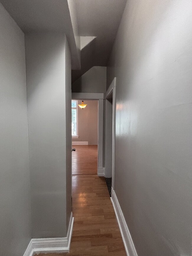 Building Photo - 718 S Yakima Ave
