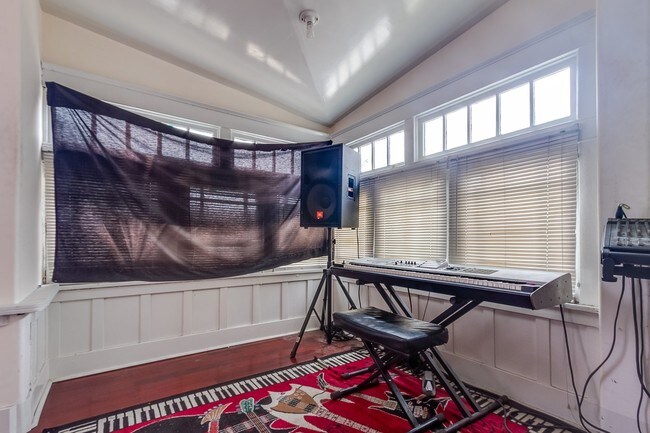 Building Photo - 201 E Eagle St