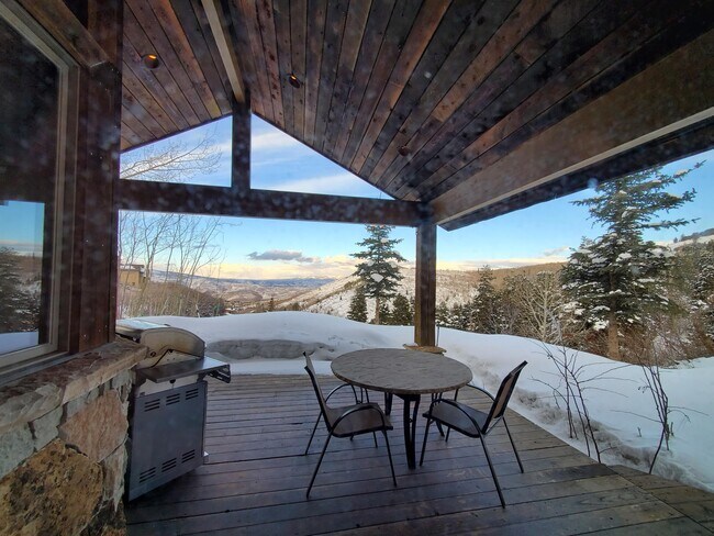 Building Photo - 7104 Canyon Dr