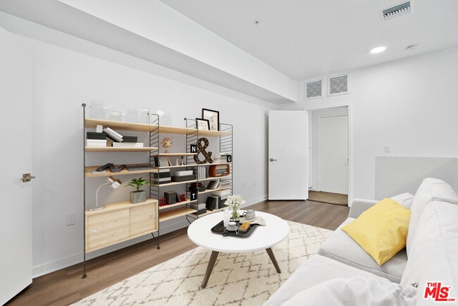 Building Photo - 325 N 1st St