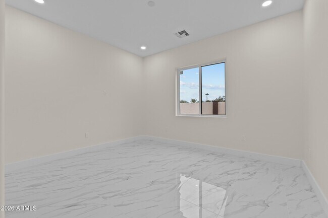 Building Photo - 5923 E North Ln