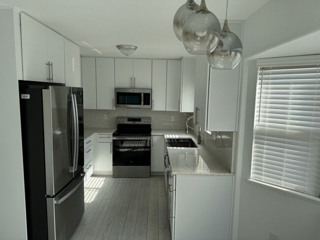Building Photo - 775 Descendant Dr