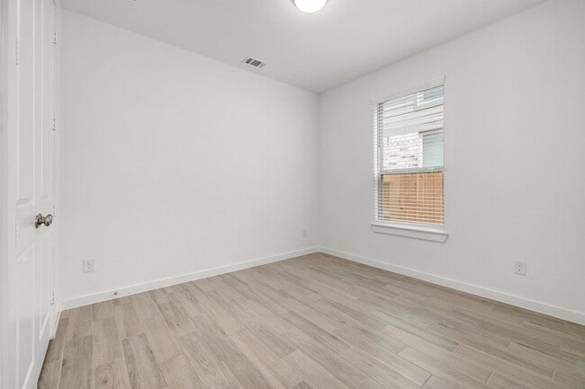 Building Photo - 997 Newport Crk Dr