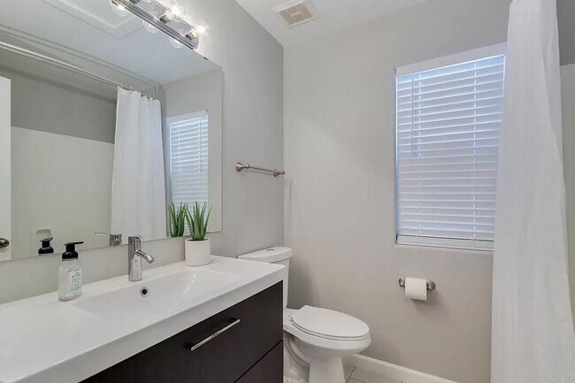 Building Photo - Terrific home in great Gilbert neighborhood!