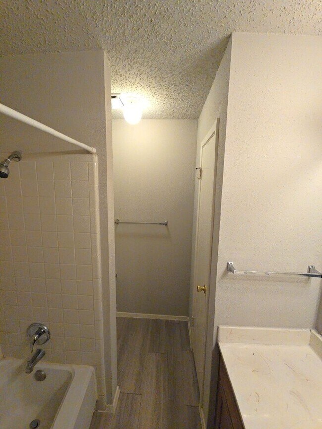 Building Photo - 15625 Weldon Dr