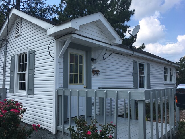 Adorable 1 Bedroom 1 Bathroom home. Amazing location-heart of 5 Points! - 604 1/2 Ward Avenue N.E.