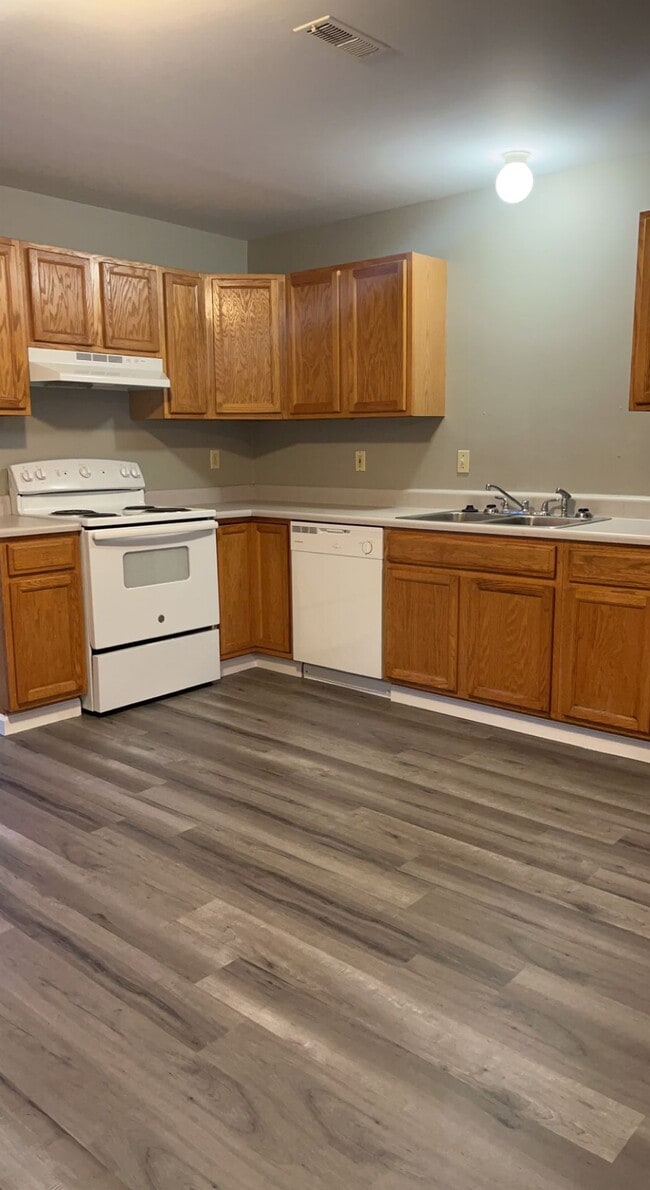 Building Photo - 410 Briden
