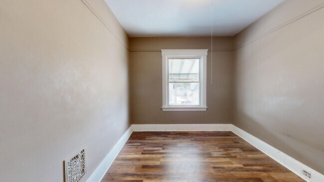 Building Photo - 4104 Clybourne