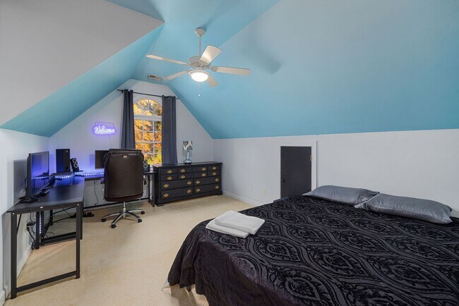 Building Photo - 4 Bed | 2.5 Bath House with Garage