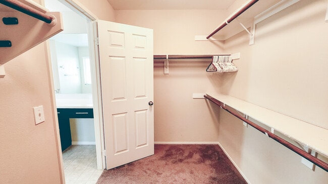 Building Photo - 34213 Parkside Dr