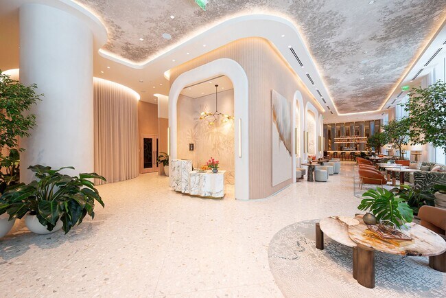 Building Photo - Fully furnished 2-bedroom residence in the heart of Brickell.