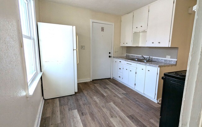 Building Photo - 1969 Wood St