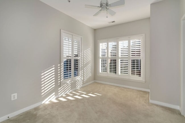Building Photo - Charming 3 bedroom 3.5 Bathroom Row Home