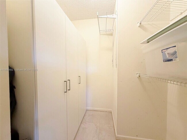 Building Photo - 9820 S Hollybrook Lake Dr