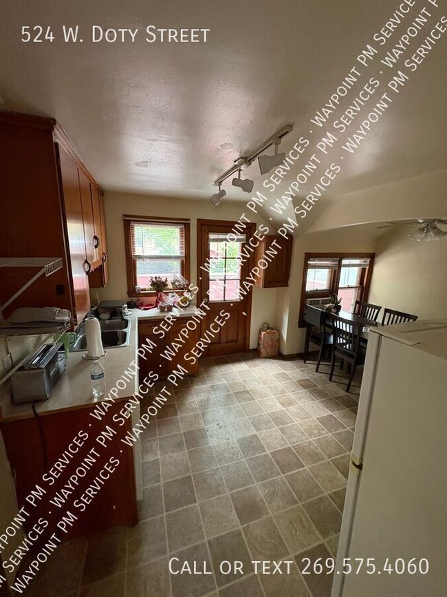 Building Photo - 524 W Doty St