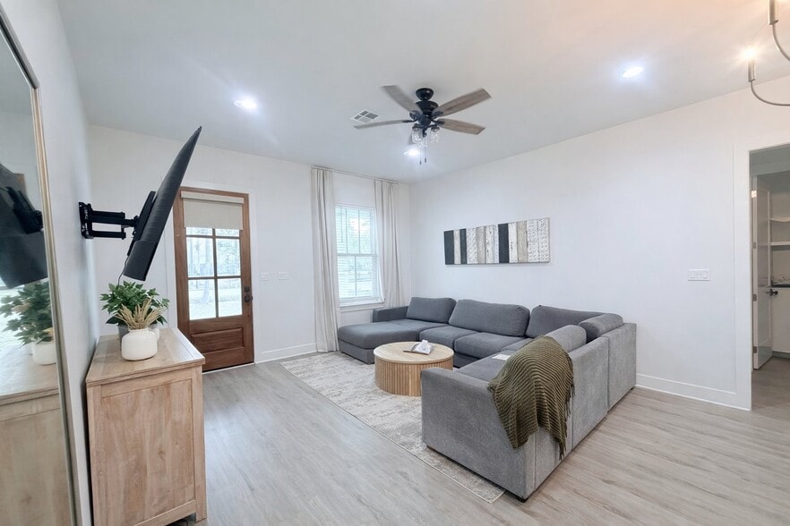 Building Photo - 2240 Caroline St