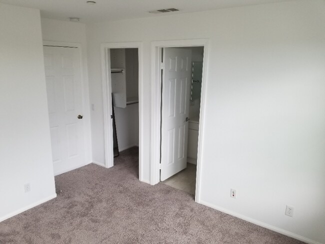 Building Photo - 928 Lilac Ln