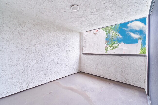 Building Photo - 616 Violeta Dr