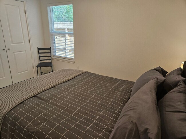 Building Photo - 702 5th St