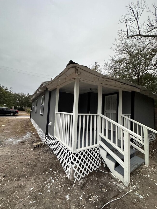 Building Photo - Fully Renovated 3/1 Single Family House Av...