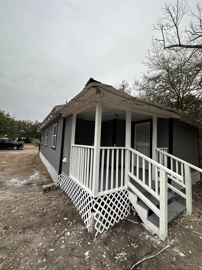 Building Photo - Fully Renovated 3/1 Single Family House Available for Immediate Rent!