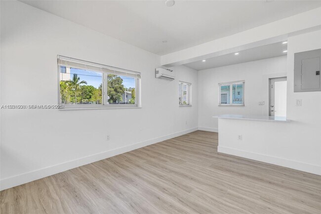 Building Photo - 415 SE 3rd Ave