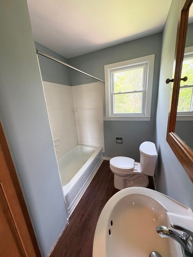 Building Photo - Clean Cozy Home!