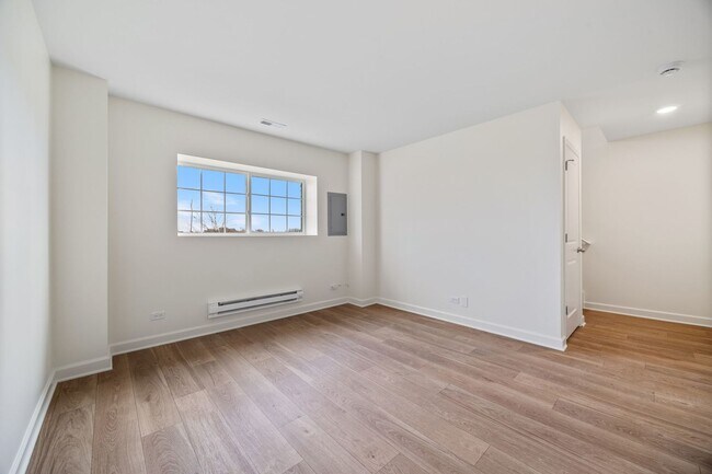 Building Photo - 2463 Bella Dr