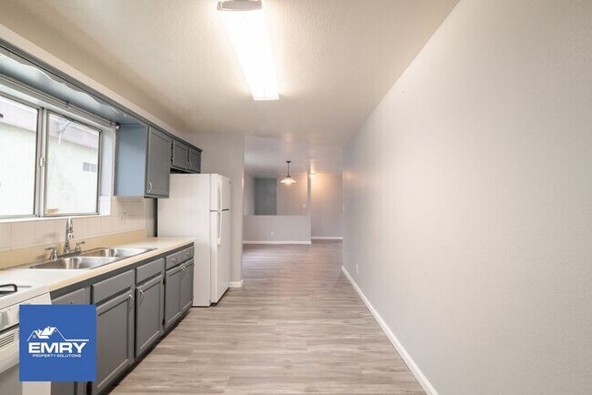 Building Photo - Gated/Secure 3 bed, w/ 2 Parking Spaces, Washer/Dryer Hookups