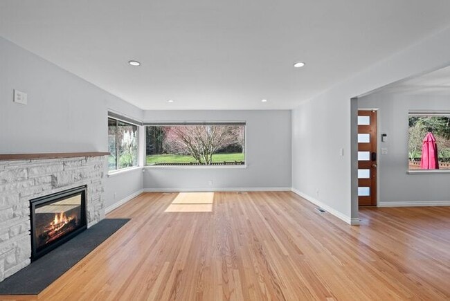 Building Photo - Elegant and Spacious Air-Conditioned Lincoln Park Rambler