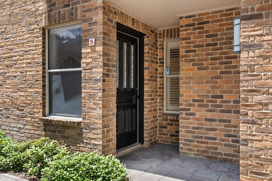 Building Photo - 8103 N New Braunfels Ave #5