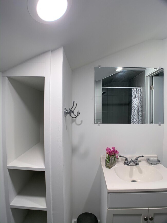 Building Photo - 404 N Findlay Ave