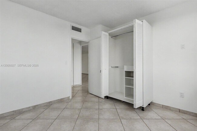 Building Photo - 500 Bayview Dr