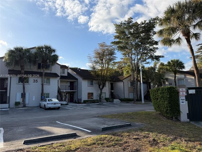 Building Photo - 9123 SW 138th Pl