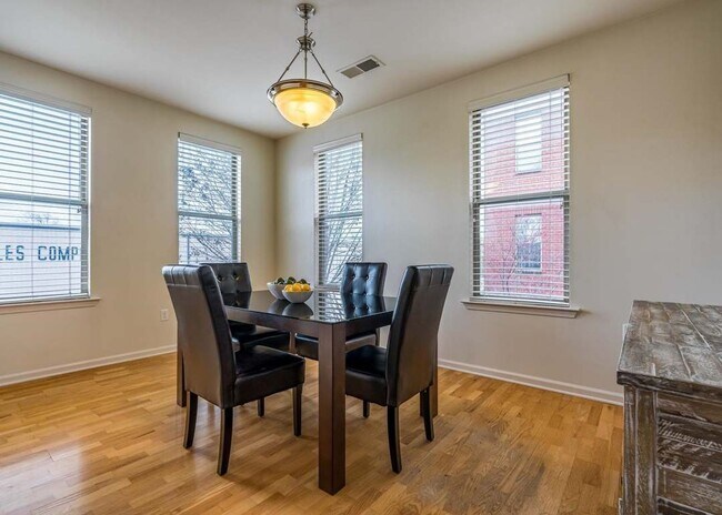 Building Photo - Gorgeous Downtown 2 Bedroom Condominium - ...