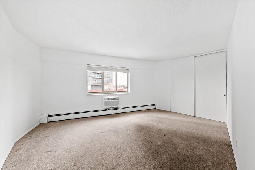 Building Photo - 1919 N Summit Ave