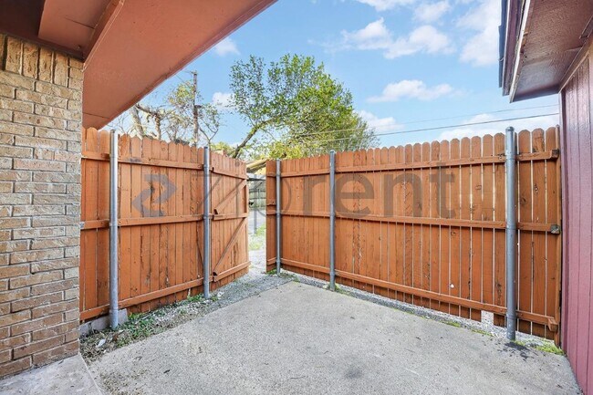 Building Photo - 3225 Crites St